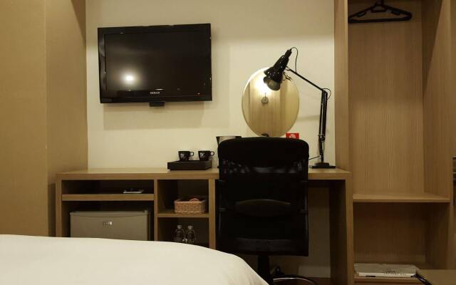 The Riverside Hotel International