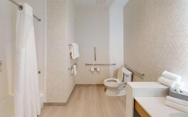 Holiday Inn Express & Suites Chicago Schaumburg by IHG