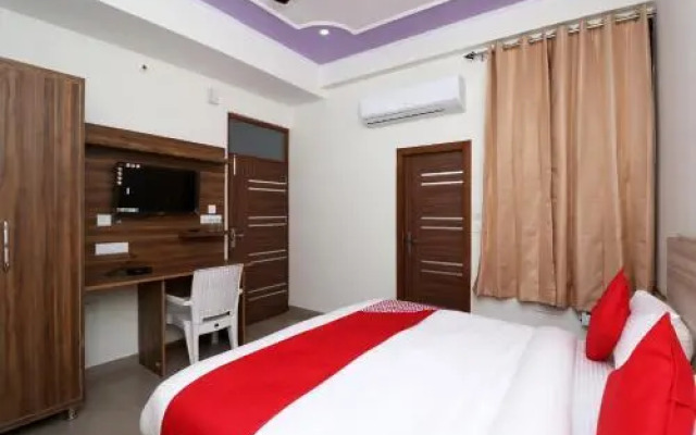 Oyo Flagship 700768 Divine Hotel