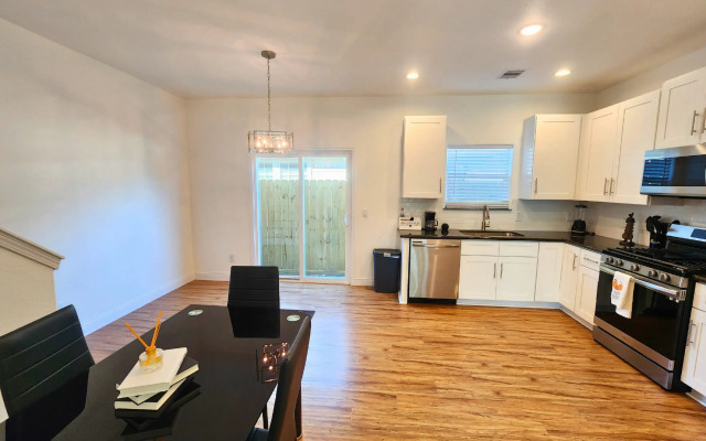 Modern 3 Bedroom Retreat in Pearland