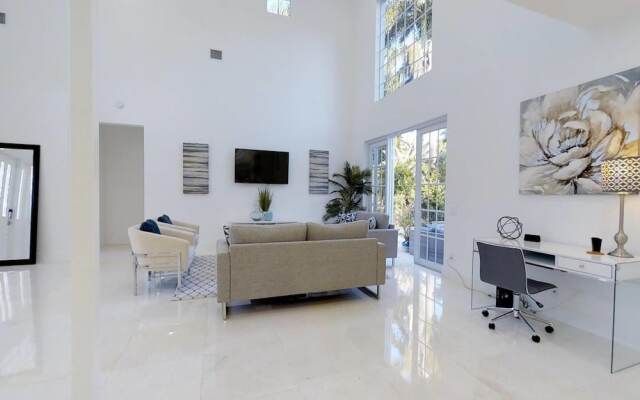 Beautiful Hollywood Beach 4 BR Home W Heated Pool