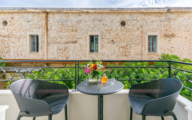 Chandakos 8 Design Apartments