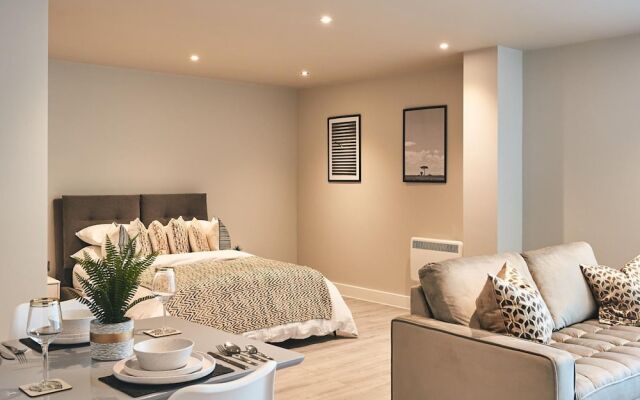 Seven Living Bracknell - Free Parking on Site