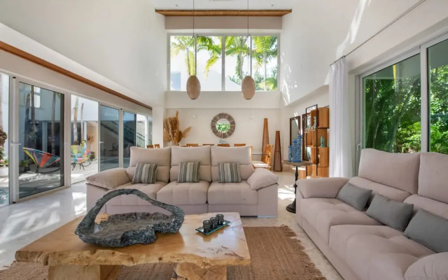 Modern Luxury 6 BR Tropical Retreat With Pool
