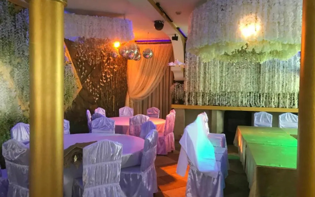 DzhanGo Hotel