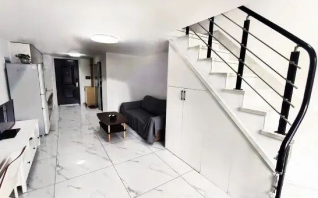 Duben Xiong Rizu Apartment