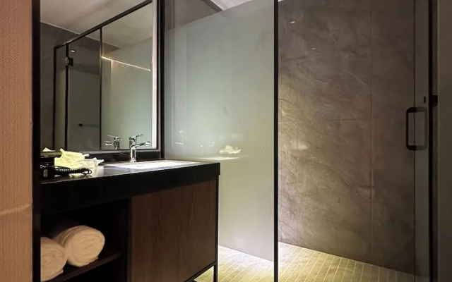 Monkeys Canopy Resort