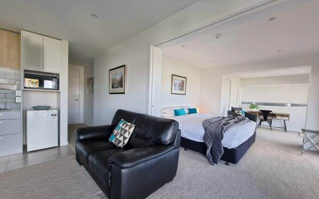 Fabulous Milford 1BR With Views & SkyTV