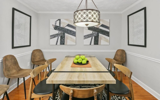 Top Rated Townhome - Our Reviews say it All. Large Discount During Pandemic. Self Checkin, Pet Friendly! Super-host Support