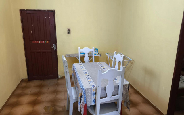 Casa grande em área central, bem iluminada e vent.