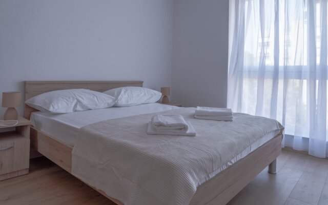 Spacious apt few min Walk to old Town and Beach