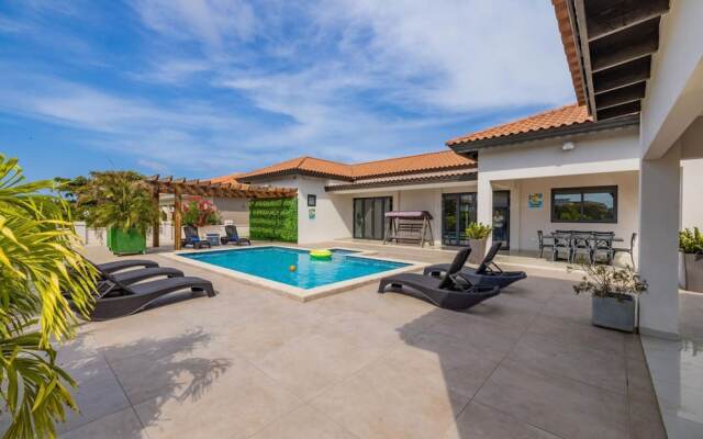 NEW 6BR Villa w Pool Across Street Palmbeach