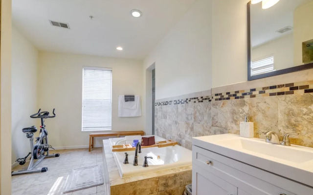 5 Mi to US Capitol: Washington DC Townhome