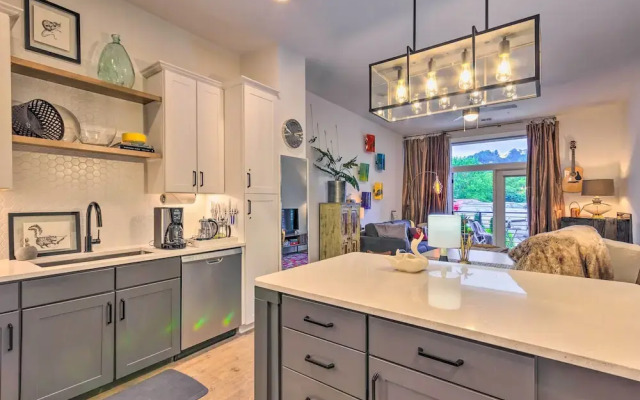 Walkable Downtown Asheville Condo w/ Balcony