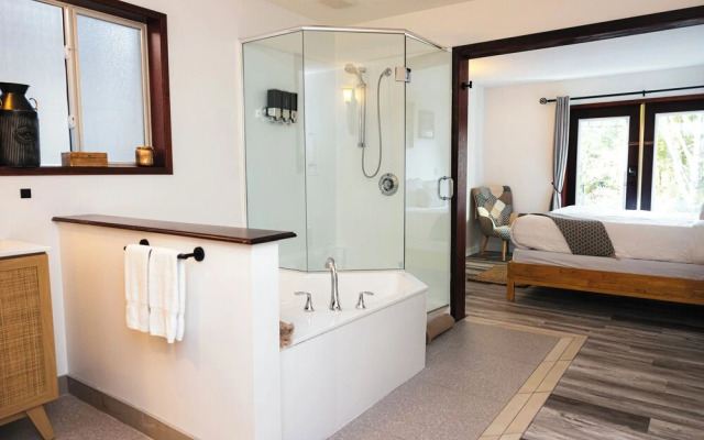 Tofino Oceanfront Hotel Suite 3