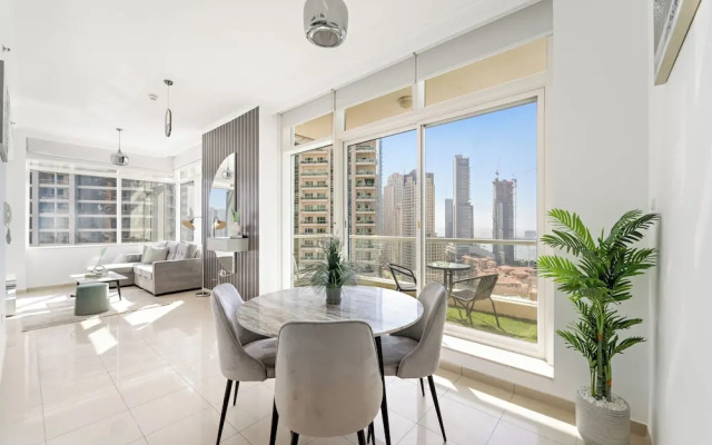 HiGuests - Exceptional Apt with Furnished Terrace By the Sea