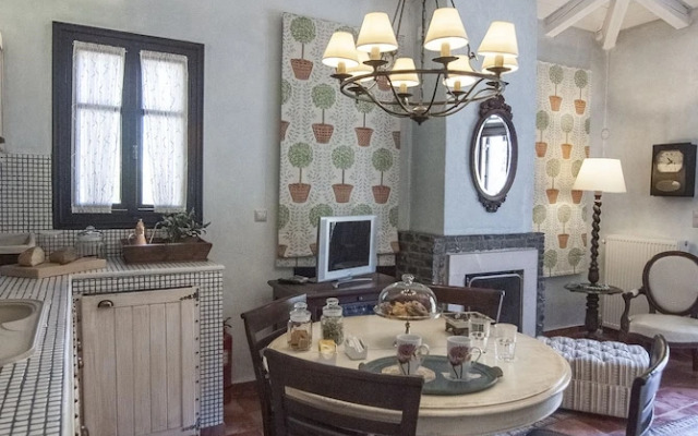 Ostra Menalon Luxury Suites
