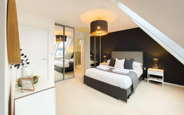 Stunning 4 Bed House With Cinema Room & Parking