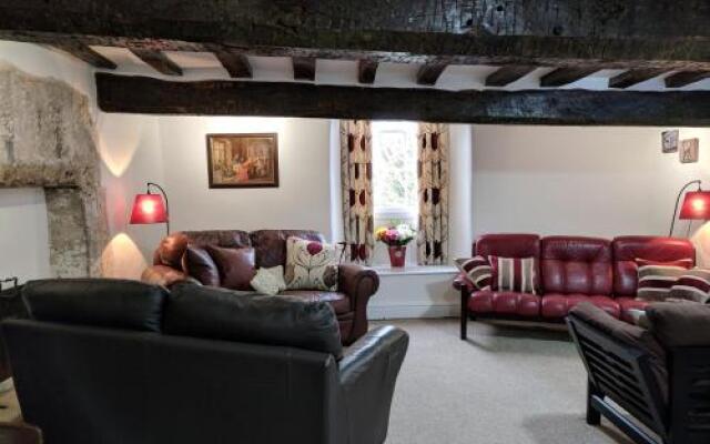 Cotswolds Valleys Accommodation - Medieval Hall - Exclusive use character three bedroom holiday apartment