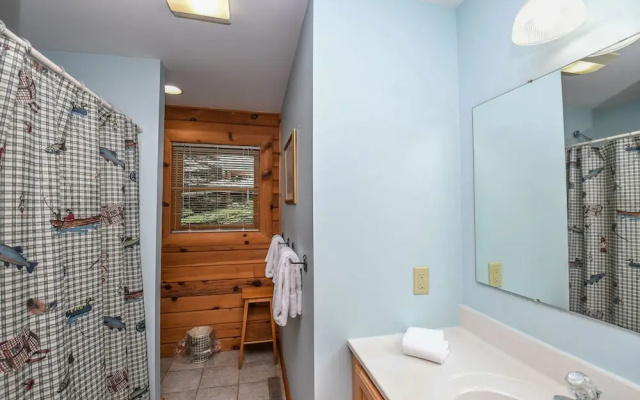 McKenzie's Cabin 2 Bedroom House