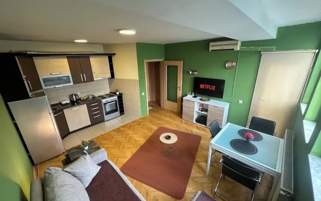 Yellow Moon Hostel&Apartment