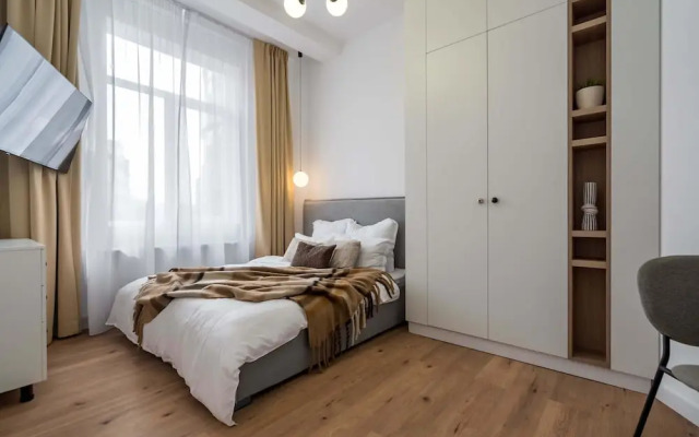 Gorgeous & Bright 2BR Condos - Steps From Old Town