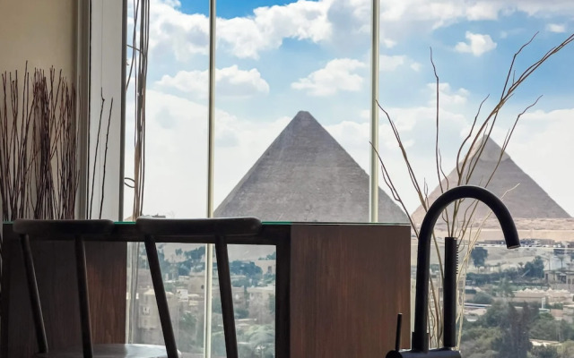 The Pyramids Horizon Studio w/ Bathtub