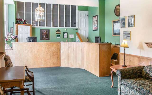 Quality Inn & Suites Mackinaw City Beachfront