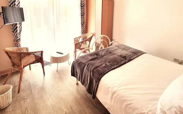 Oak Tree Rooms