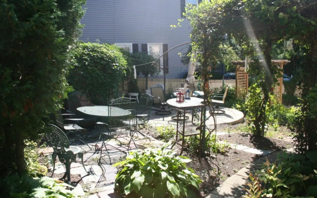 Artful Lodger Inn