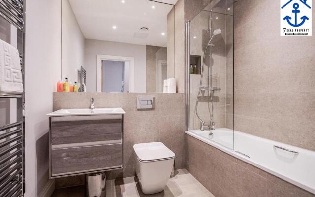 Luxury Apartment High Street Maidenhead w Parking