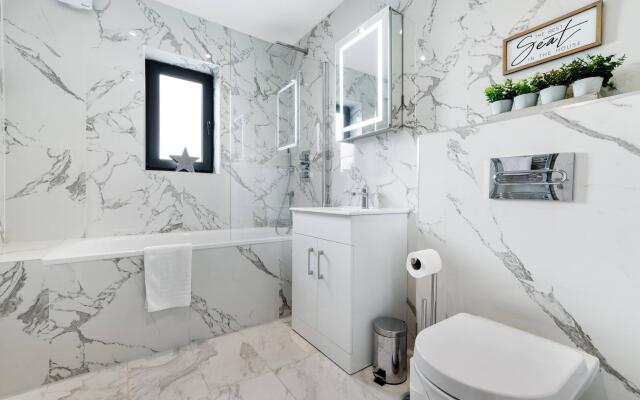Modern 4 Bedroom House 03 With Parking in Farnham