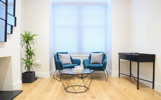 3 Bedroom Garden House in Earlsfield