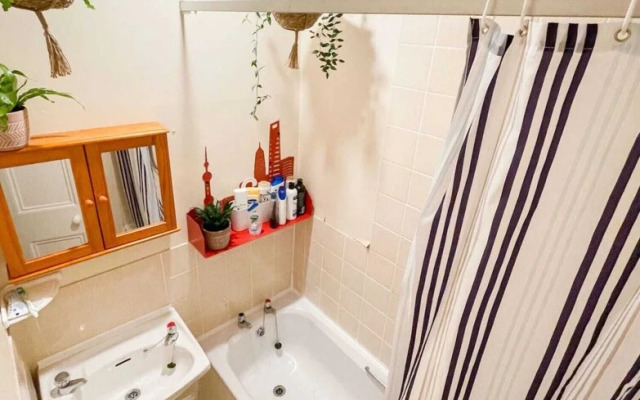 Homely 2 Bedroom Apartment in the Heart of Edinburgh