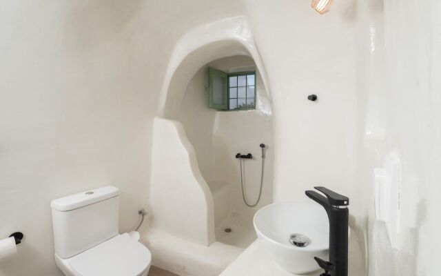White Orchid Cave House & Studio