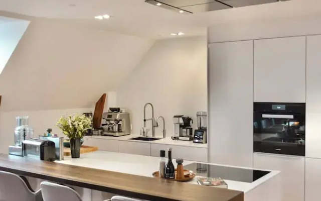 Central Penthouse With Private Rooftop Terrace