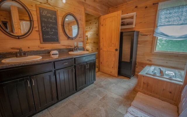 Wolf`s Den-minutes to Blue Ridge