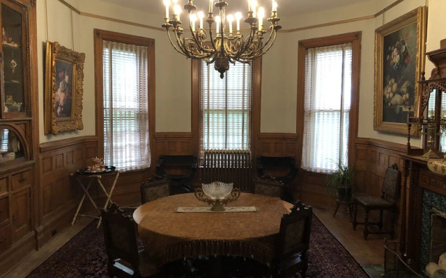 Vineyard Mansion & Carriage House Bed & Breakfast