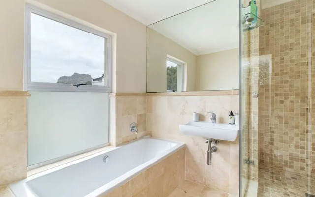 3 Bedroom Family Home - Houtbay