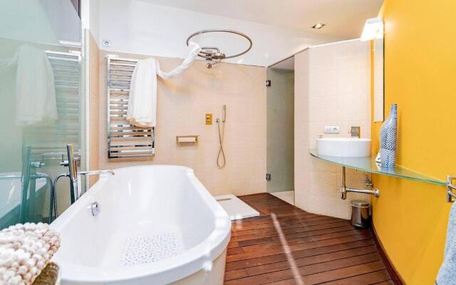 Luxury Apartment in La Latina by Batuecas