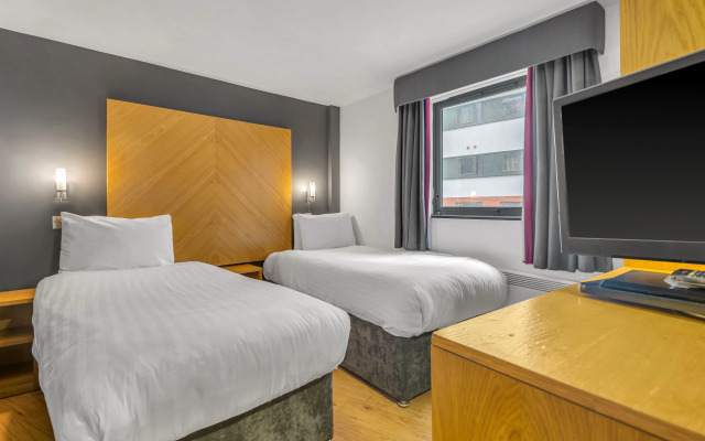 Roomzzz Leeds City West
