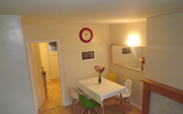 2 Bedrooms House
