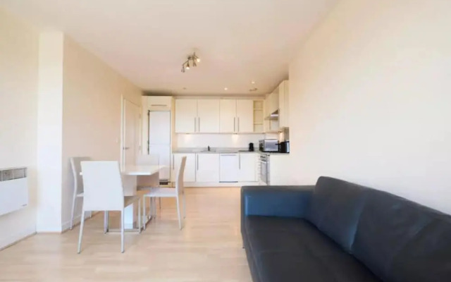 Bright and Spacious 2-bedroom Flat, Sleeps 4