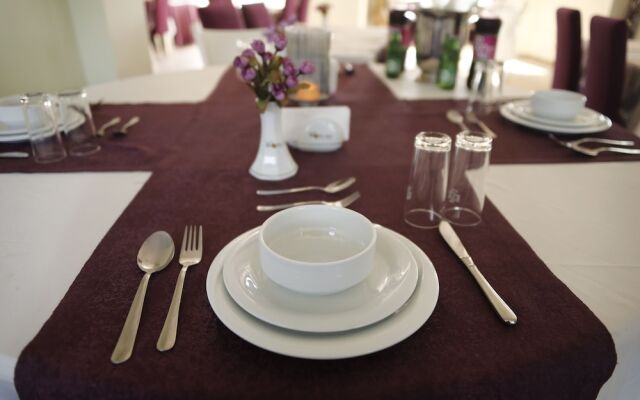 Club Rose Bay Hotel
