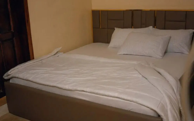 Biggie Hotel and Suites