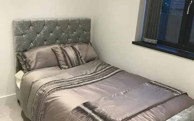 Charming 2-bed Flat in Swansea