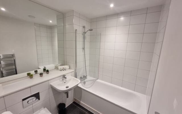 Trafford Suite Modern 1 bed With Cinema Room