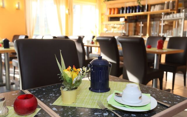 Café & Hotel am Holzhafen