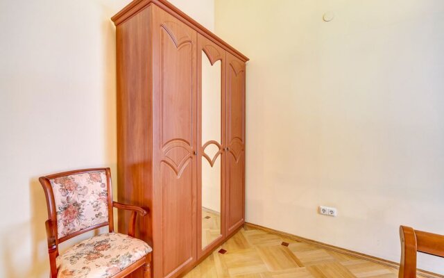 Home4day Spacious Apartment by the Hermitage