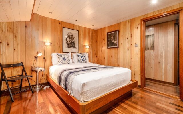 Luxury Canary Wharf House Boat